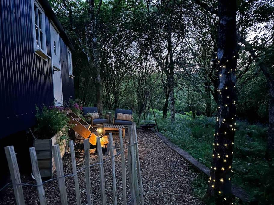 Cornwall Woodland Shepherd'S Hut - Dennis Hut بودمين المظهر الخارجي الصورة
